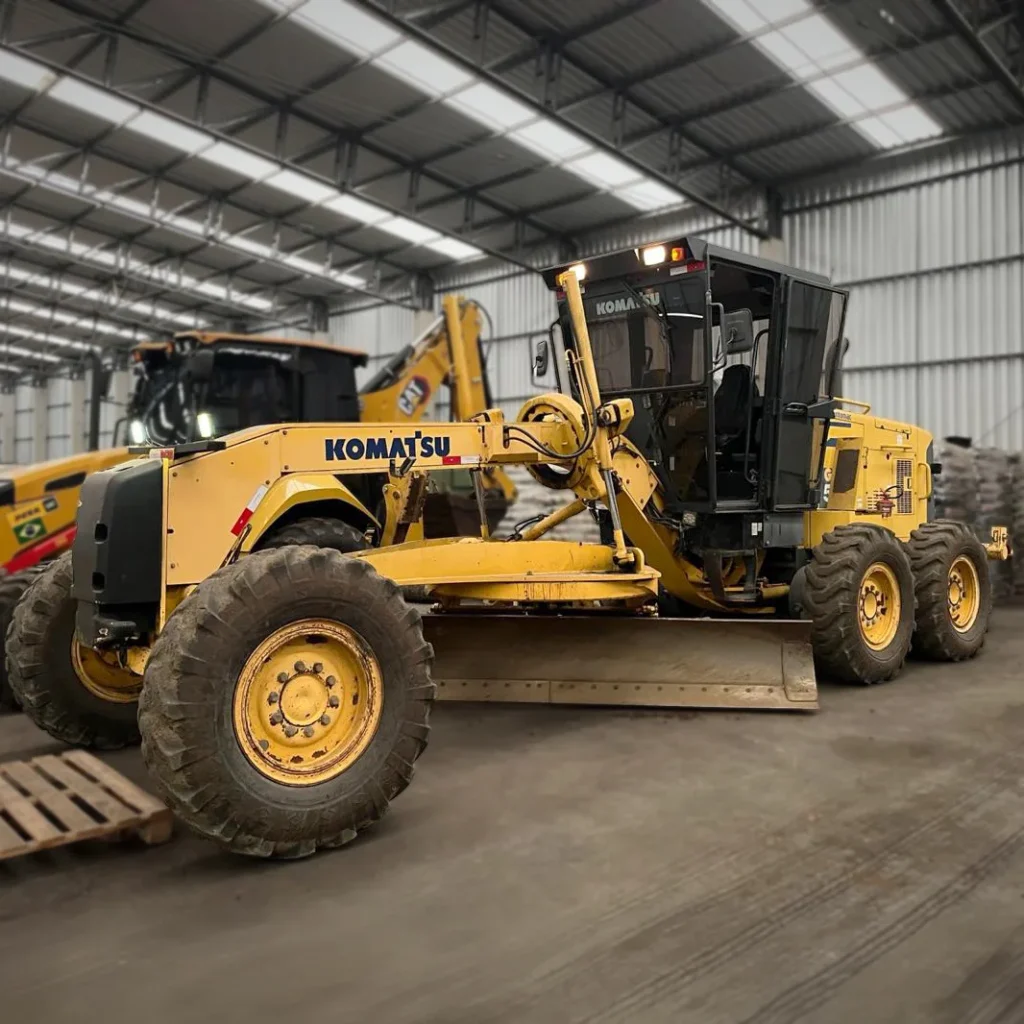Motoniveladora Komatsu GD555 com cabine fechada e ripper traseiro